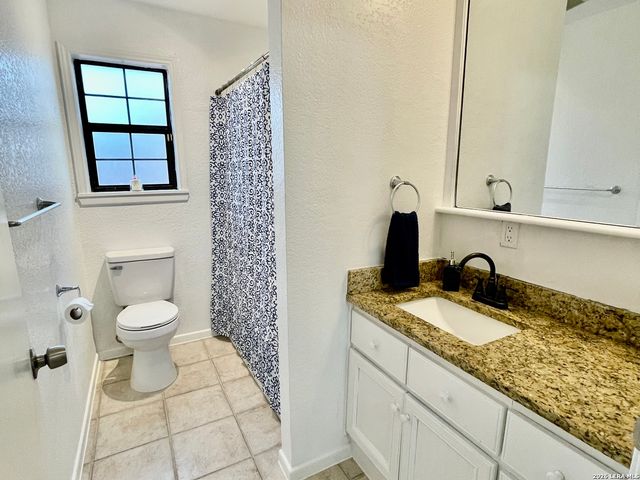 5431 STATE HIGHWAY 173, Devine, TX 78016