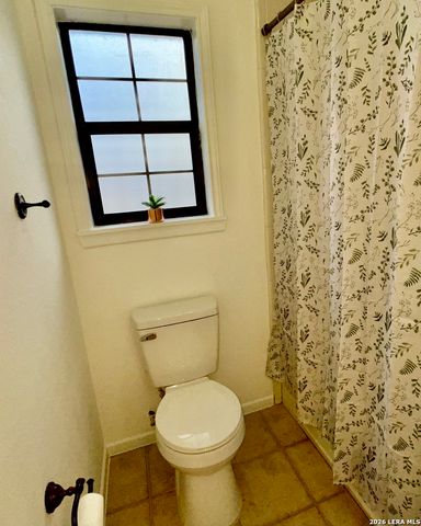 5431 STATE HIGHWAY 173, Devine, TX 78016