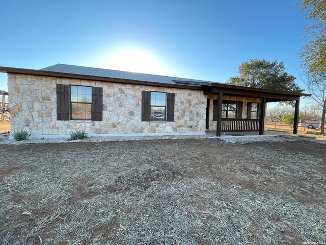 5431 STATE HIGHWAY 173, Devine, TX 78016
