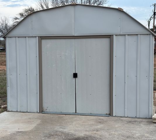 5431 STATE HIGHWAY 173, Devine, TX 78016