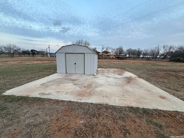 5431 STATE HIGHWAY 173, Devine, TX 78016