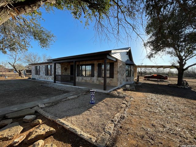 5431 STATE HIGHWAY 173, Devine, TX 78016