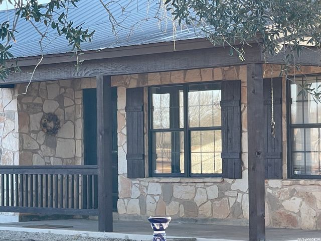 5431 STATE HIGHWAY 173, Devine, TX 78016