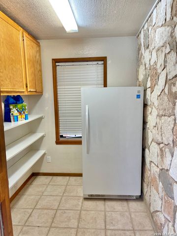 5431 STATE HIGHWAY 173, Devine, TX 78016