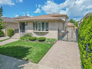 6730 W Berenice Avenue, Chicago, IL 60634
