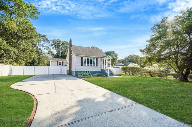 6 Cedar Oaks Avenue, Farmingville, NY 11738