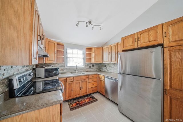 6 Cedar Oaks Avenue, Farmingville, NY 11738