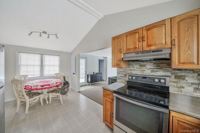 6 Cedar Oaks Avenue, Farmingville, NY 11738