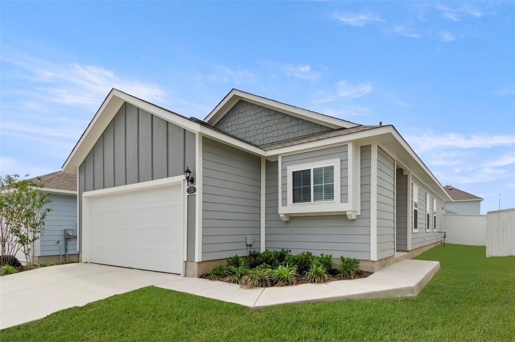 125 Honeybee LN, Elgin, TX 78621