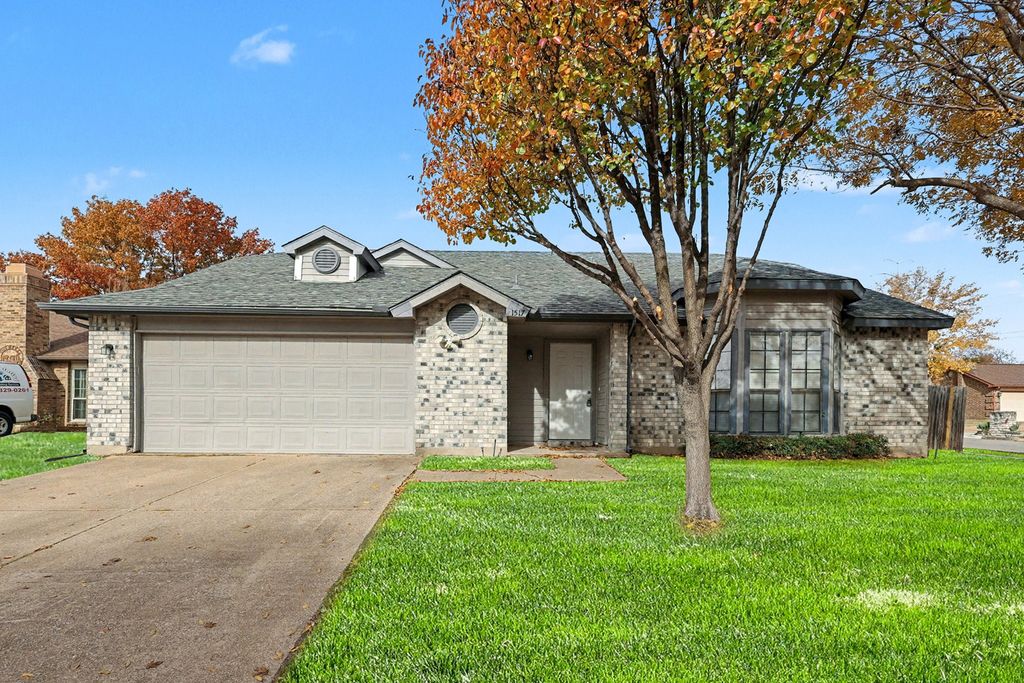 1517 Rockdale Drive, Arlington, TX 76018