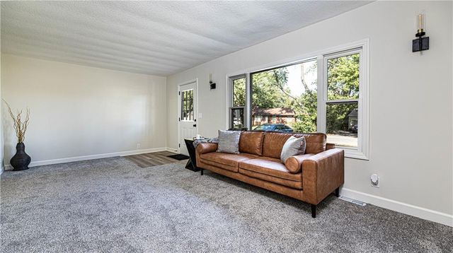 610 SW Browning Avenue, Lee's Summit, MO 64063