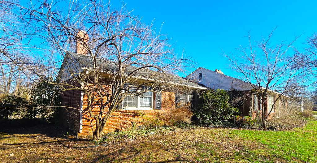 Image 3 of property listing at 4 Lilac Lane, Centralia, IL 62801