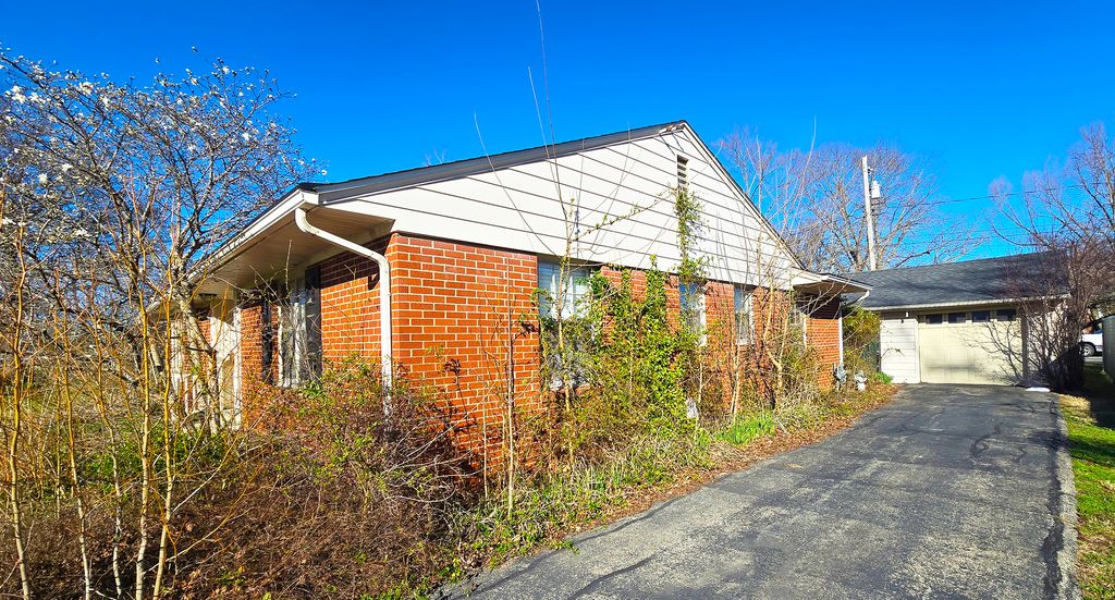 Image 4 of property listing at 4 Lilac Lane, Centralia, IL 62801