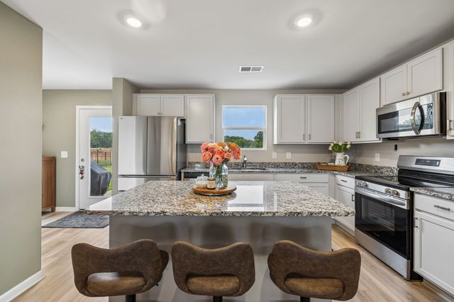 633 Cedar Brook Dr, White House, TN 37188