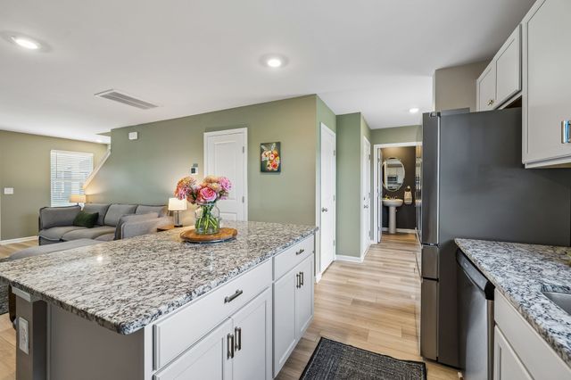 633 Cedar Brook Dr, White House, TN 37188
