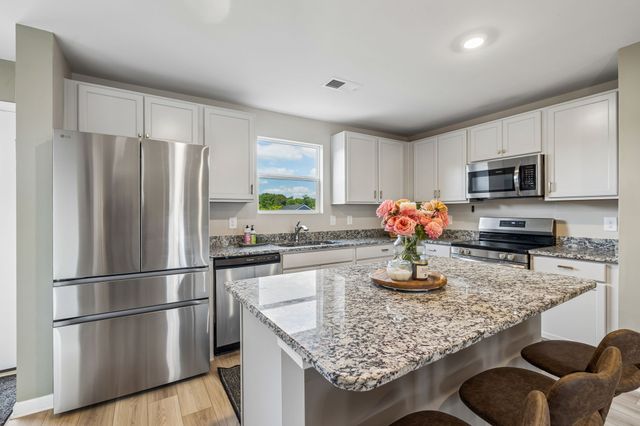 633 Cedar Brook Dr, White House, TN 37188