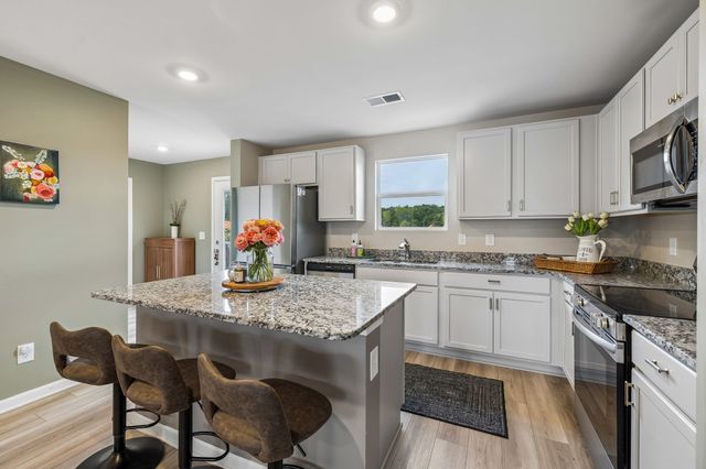 633 Cedar Brook Dr, White House, TN 37188