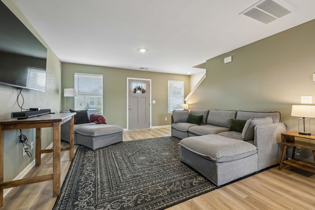 633 Cedar Brook Dr, White House, TN 37188