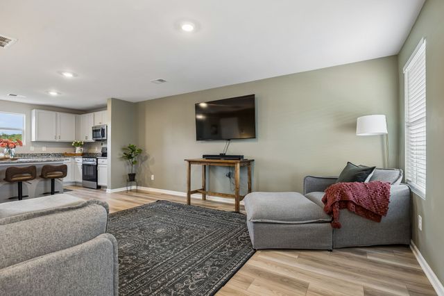 633 Cedar Brook Dr, White House, TN 37188