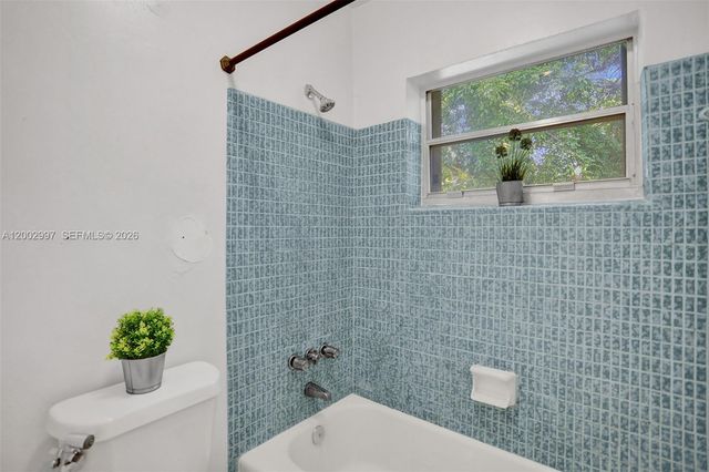 1860 Venice Park Dr 213, North Miami, FL 33181