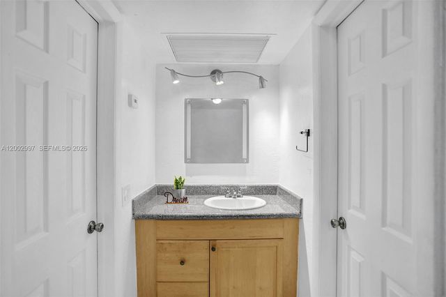 1860 Venice Park Dr 213, North Miami, FL 33181