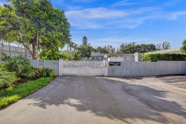 1860 Venice Park Dr 213, North Miami, FL 33181