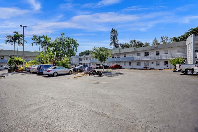 1860 Venice Park Dr 213, North Miami, FL 33181