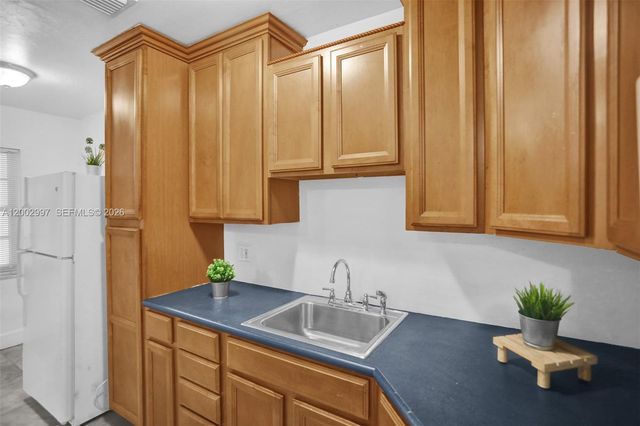 1860 Venice Park Dr 213, North Miami, FL 33181