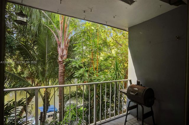 1860 Venice Park Dr 213, North Miami, FL 33181