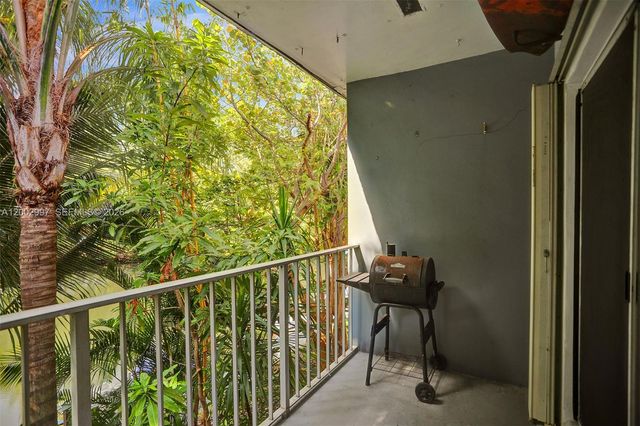 1860 Venice Park Dr 213, North Miami, FL 33181