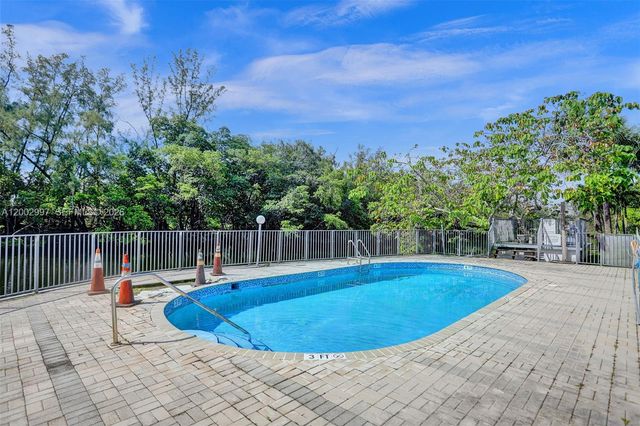 1860 Venice Park Dr 213, North Miami, FL 33181