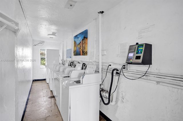 1860 Venice Park Dr 213, North Miami, FL 33181