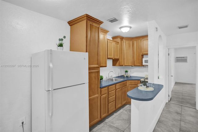 1860 Venice Park Dr 213, North Miami, FL 33181