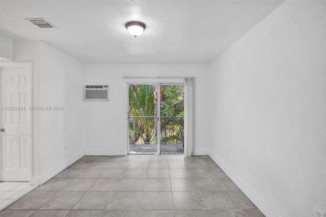 1860 Venice Park Dr 213, North Miami, FL 33181