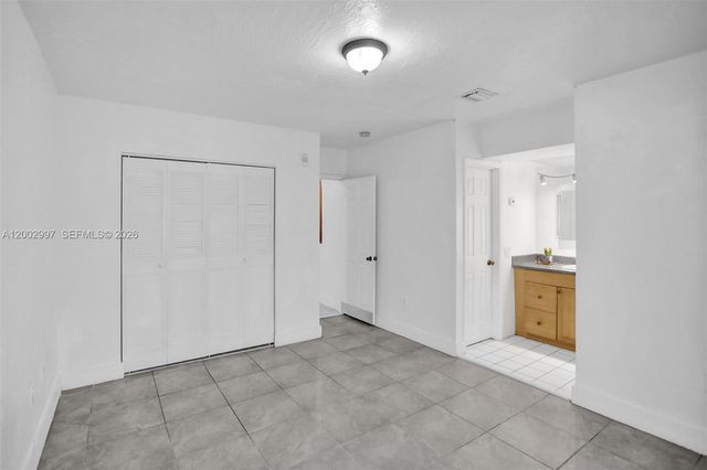 1860 Venice Park Dr 213, North Miami, FL 33181