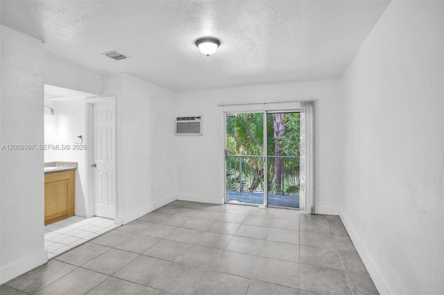 1860 Venice Park Dr 213, North Miami, FL 33181