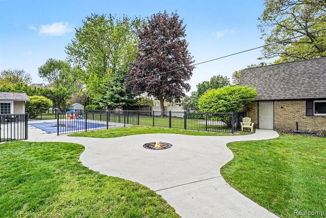 9511 Longmeadow Street, Fenton, MI 48430
