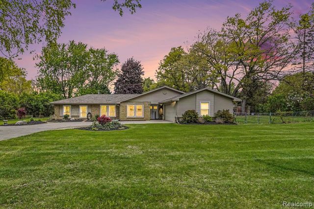 9511 Longmeadow Street, Fenton, MI 48430