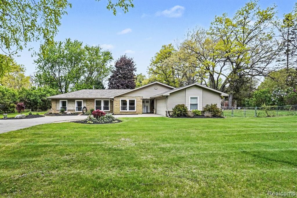 9511 Longmeadow Street, Fenton, MI 48430