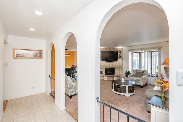4041 W 97th Street 2N, Oak Lawn, IL 60453