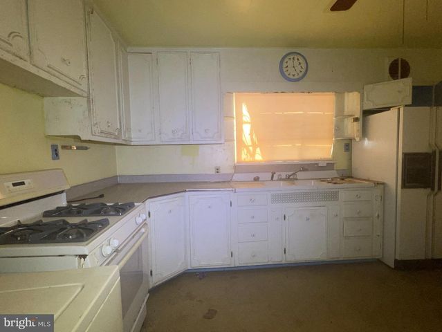 1111 N DELSEA DR, Clayton, NJ 08312
