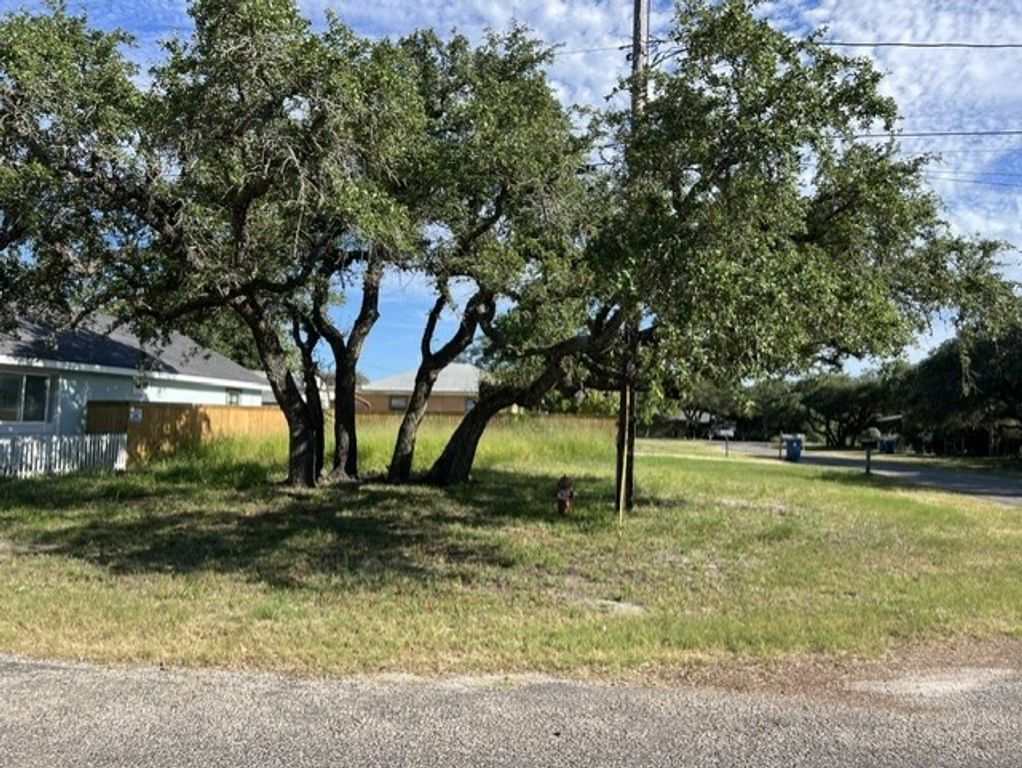 618 N Moline St, Rockport, TX 78382 — exterior