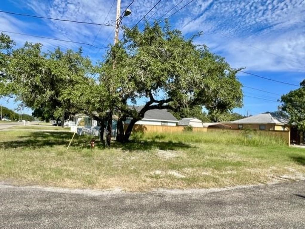 618 N Moline St, Rockport, TX 78382 — photo 2