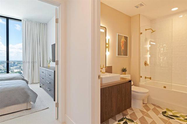 159 NE 6th St 5015, Miami, FL 33132