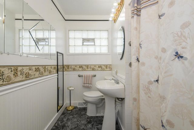 8220 W Keefe AVENUE, Milwaukee, WI 53222