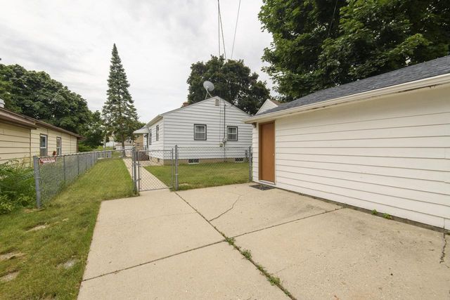 8220 W Keefe AVENUE, Milwaukee, WI 53222