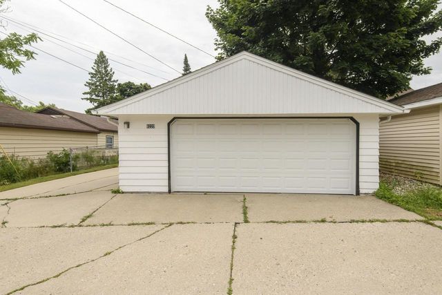 8220 W Keefe AVENUE, Milwaukee, WI 53222