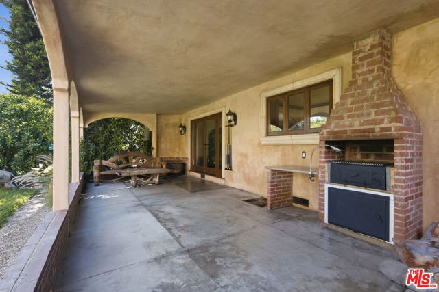 13800 Erwin Street, Los Angeles, CA 91401