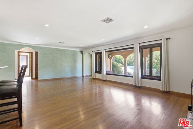 13800 Erwin Street, Los Angeles, CA 91401