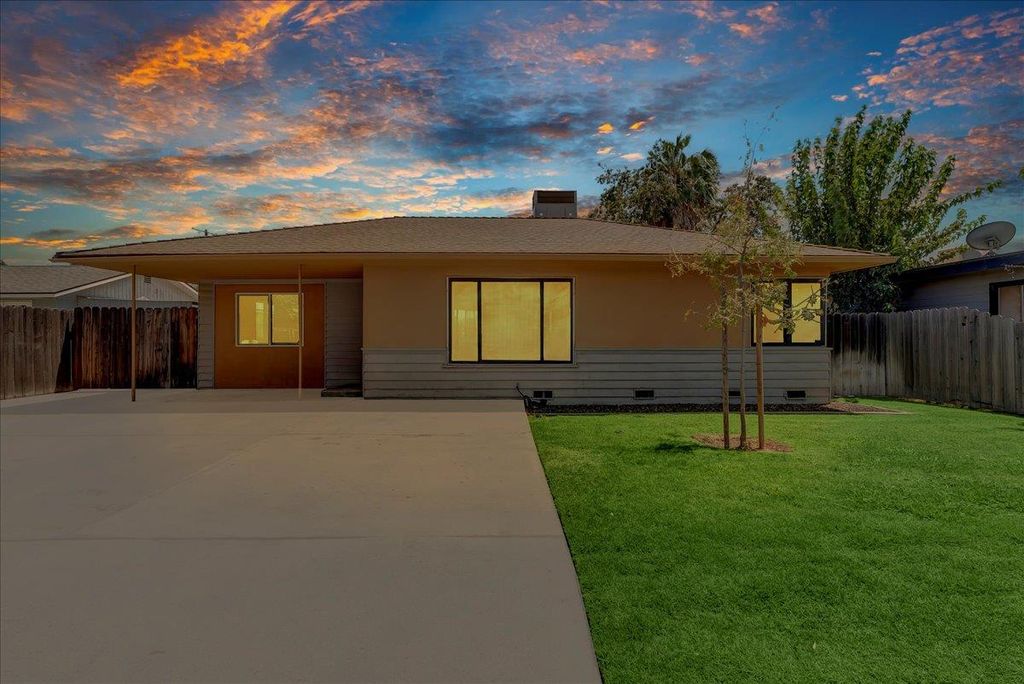 1807 N 11th Avenue, Hanford, CA 93230
